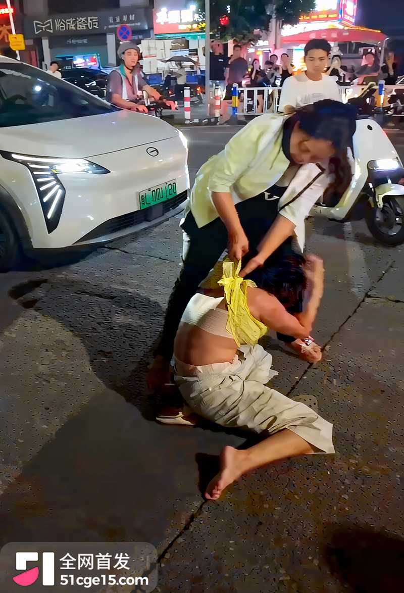 广东河源当街抓奸撕衣服漏点 2 拷贝