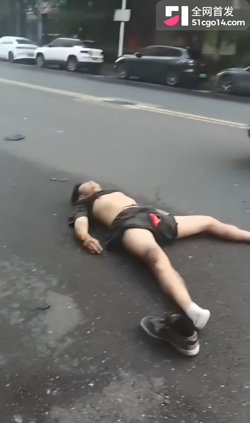 摩托车SUV发生车祸2