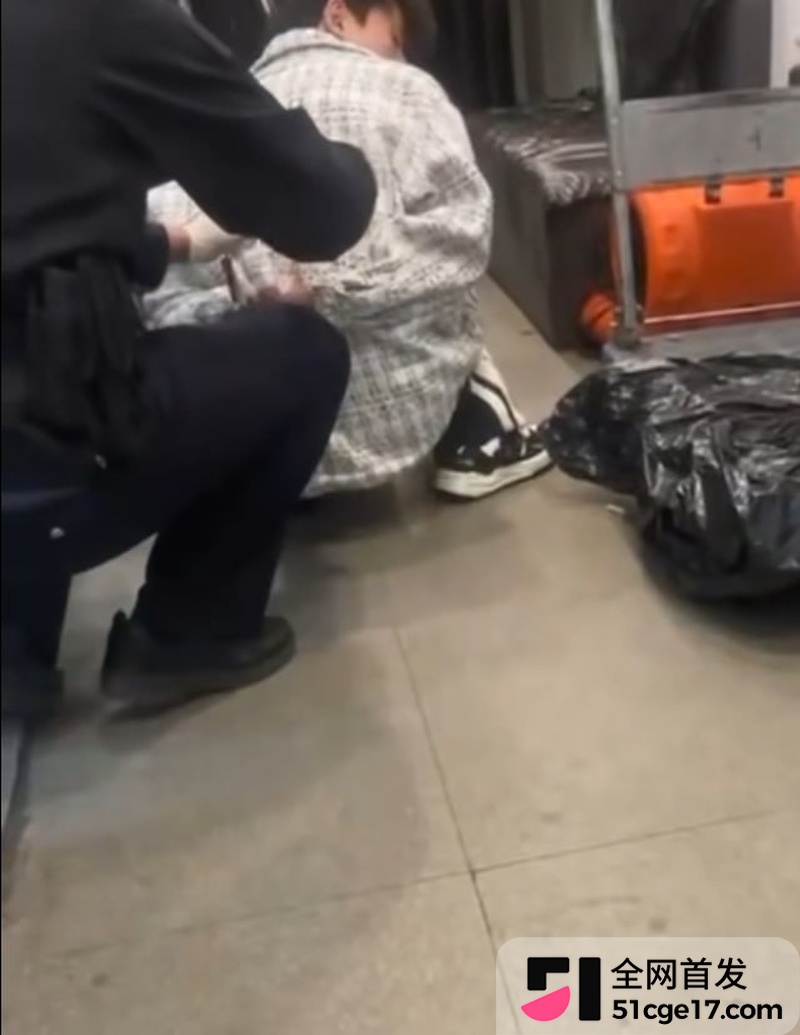深夜烧烤店上演香艳一幕 2