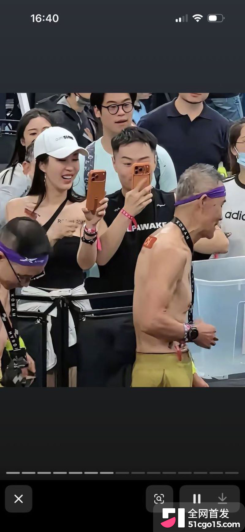 王石妻子田朴珺看台与陌生男戴同款手环 12