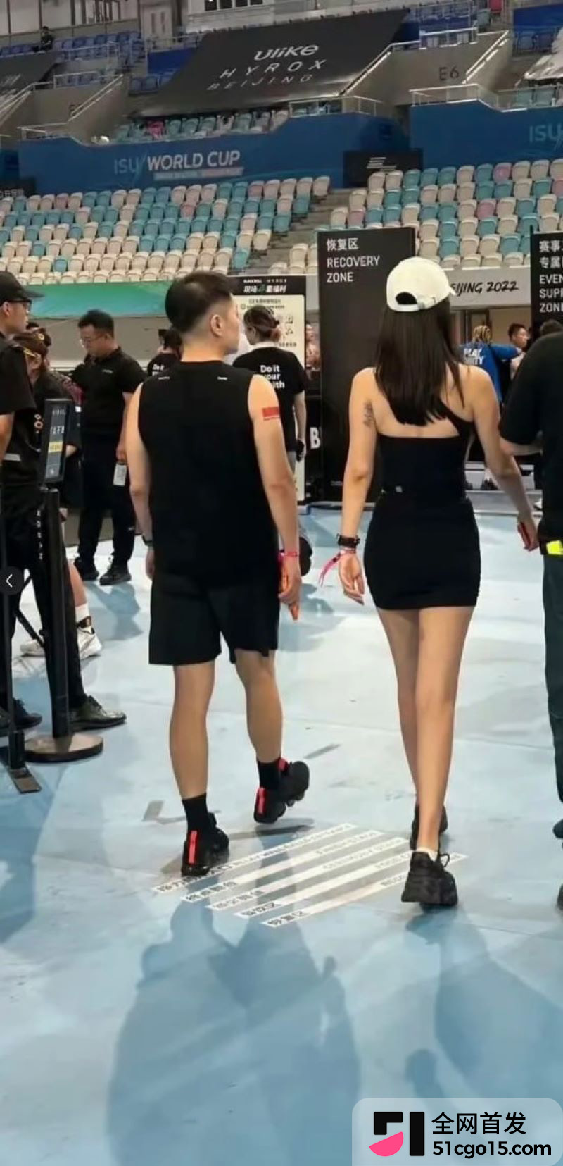 王石妻子田朴珺看台与陌生男戴同款手环 14