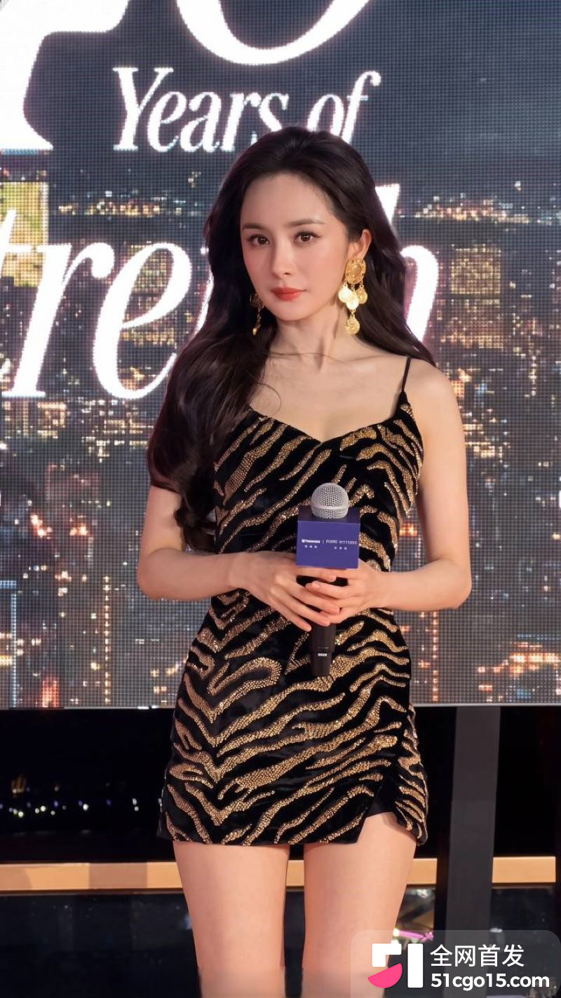 杨幂现身SW思缇韦曼40周年盛典 2