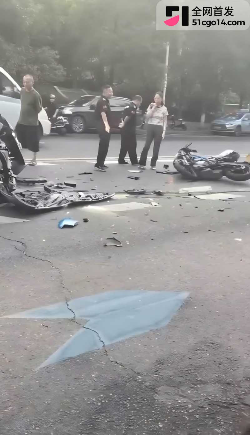 摩托车SUV发生车祸1