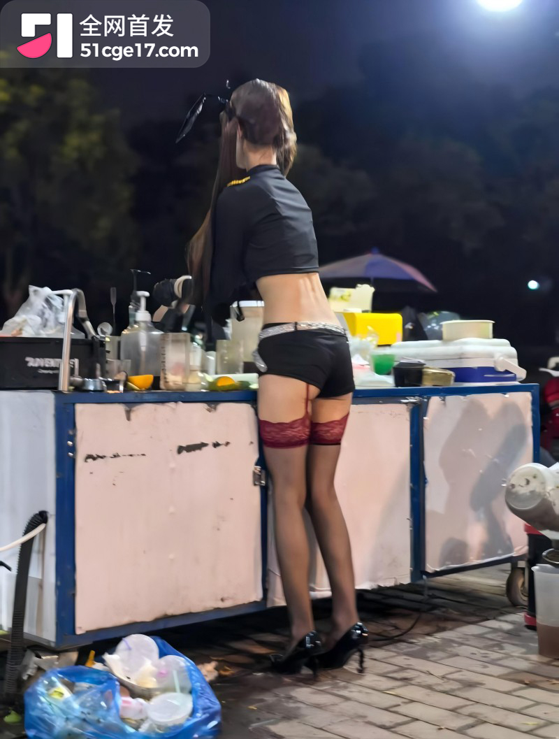 广东东莞站前路小姐姐玩COS卖柠檬茶01