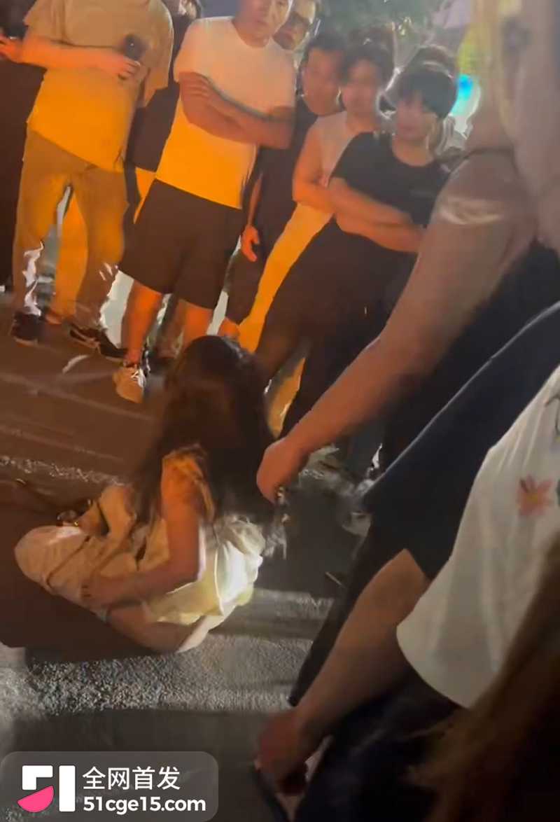 广东河源当街抓奸撕衣服漏点 5 拷贝