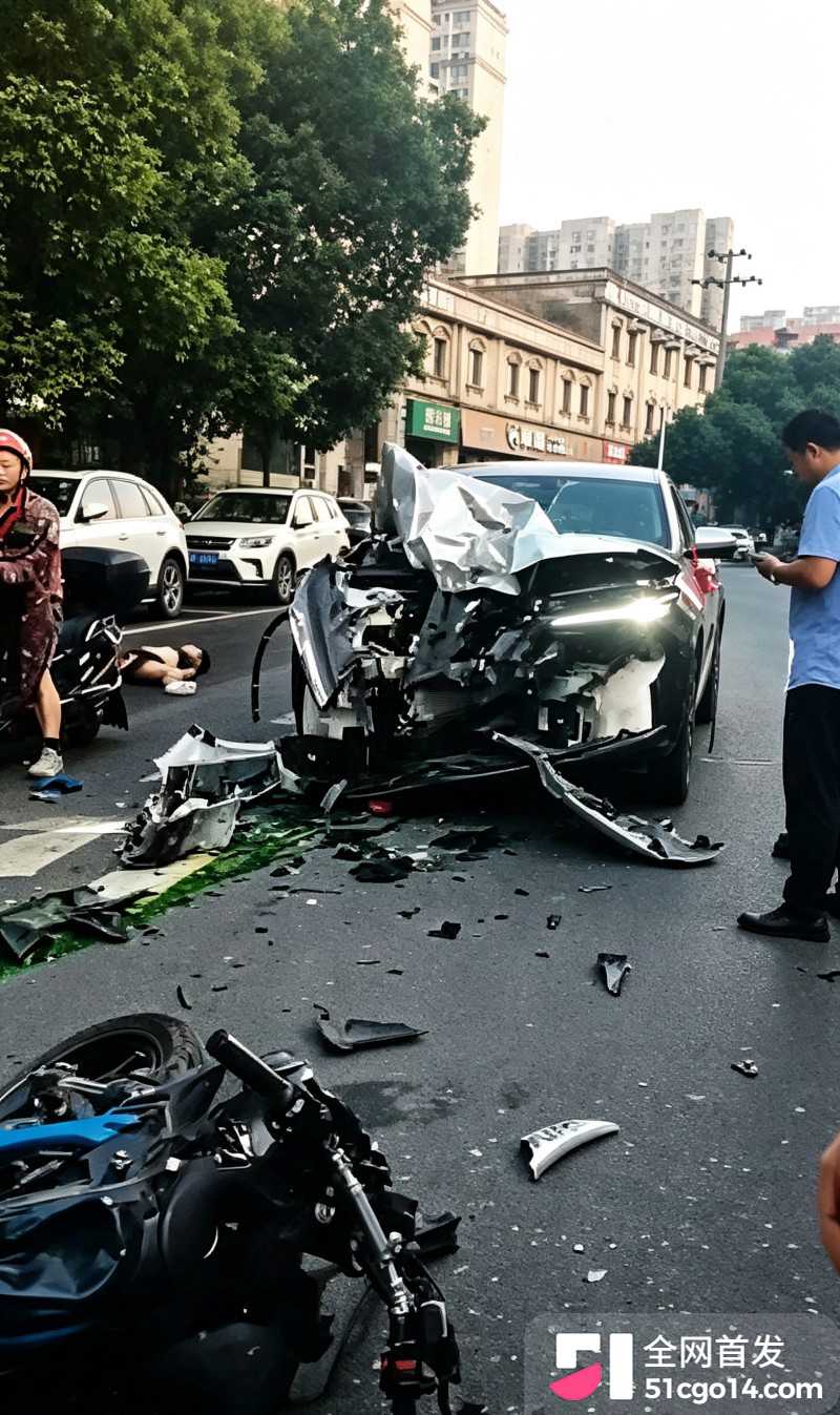 摩托车SUV发生车祸4
