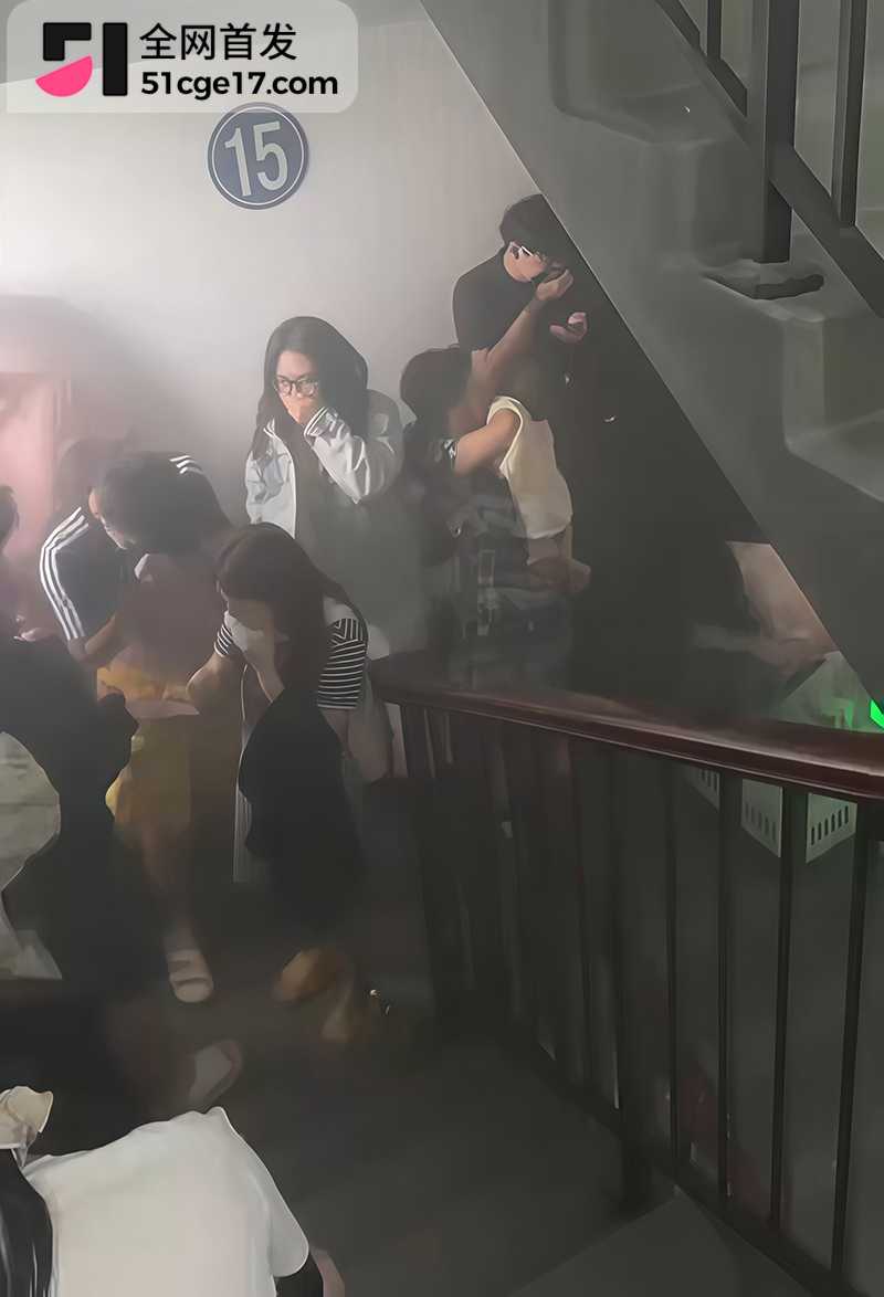 杭州双云里电瓶车着火  4 拷贝