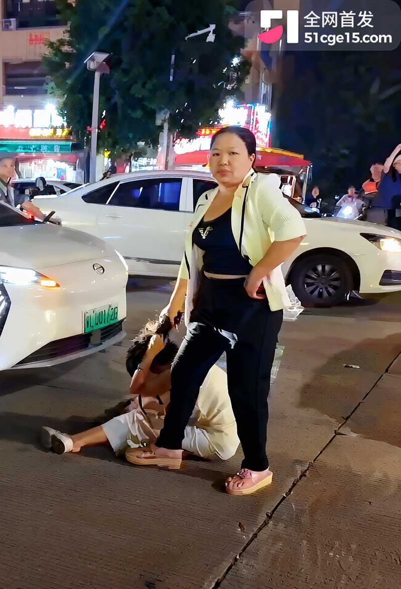 广东河源当街抓奸撕衣服漏点 1 拷贝