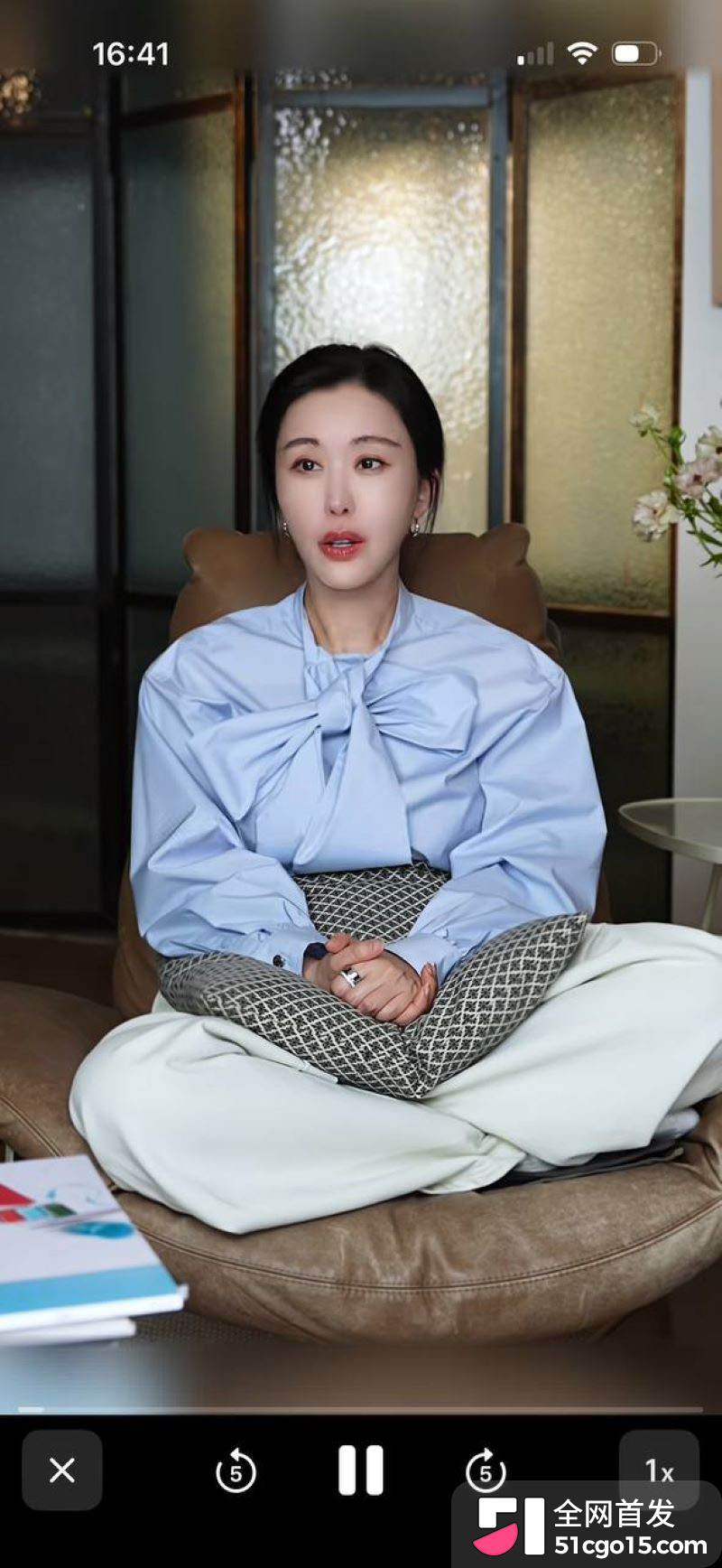 王石妻子田朴珺看台与陌生男戴同款手环 6