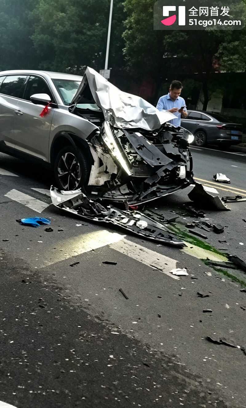 摩托车SUV发生车祸5