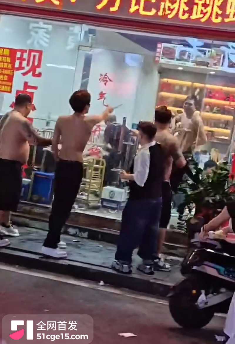 饭店酒后群殴视频流出 4 拷贝