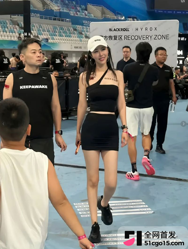 王石妻子田朴珺看台与陌生男戴同款手环 13