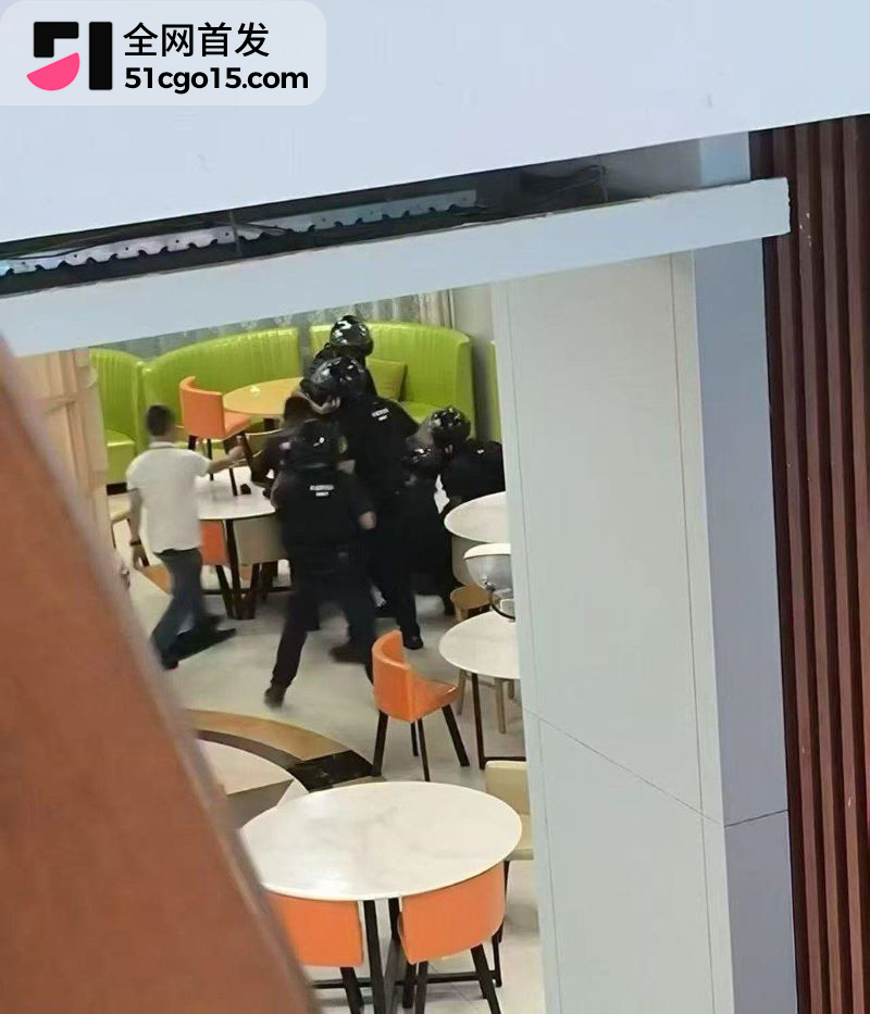 广州大学城GOGO新天地突发持刀伤人 6